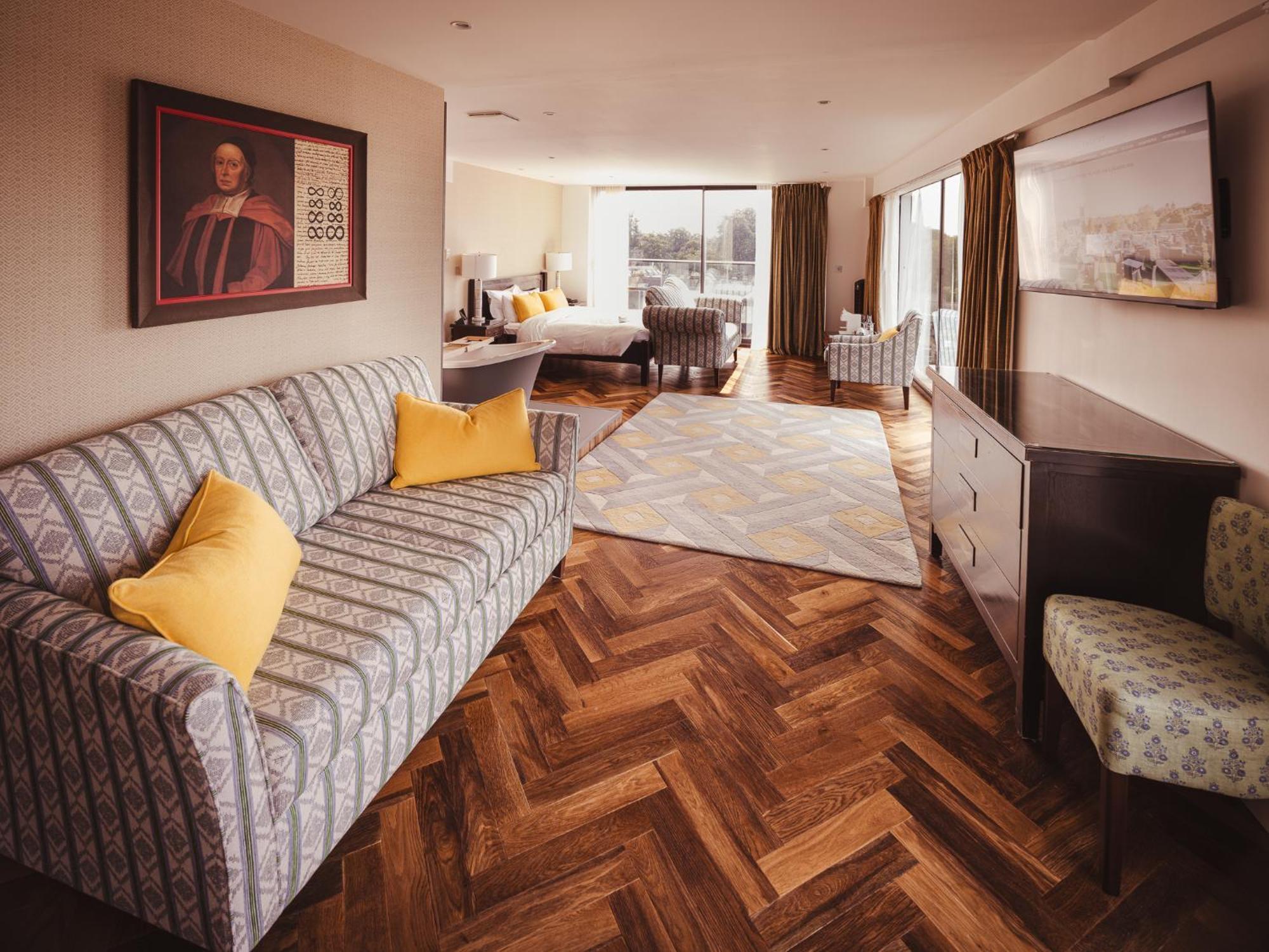 Hotel The Varsity & 4*