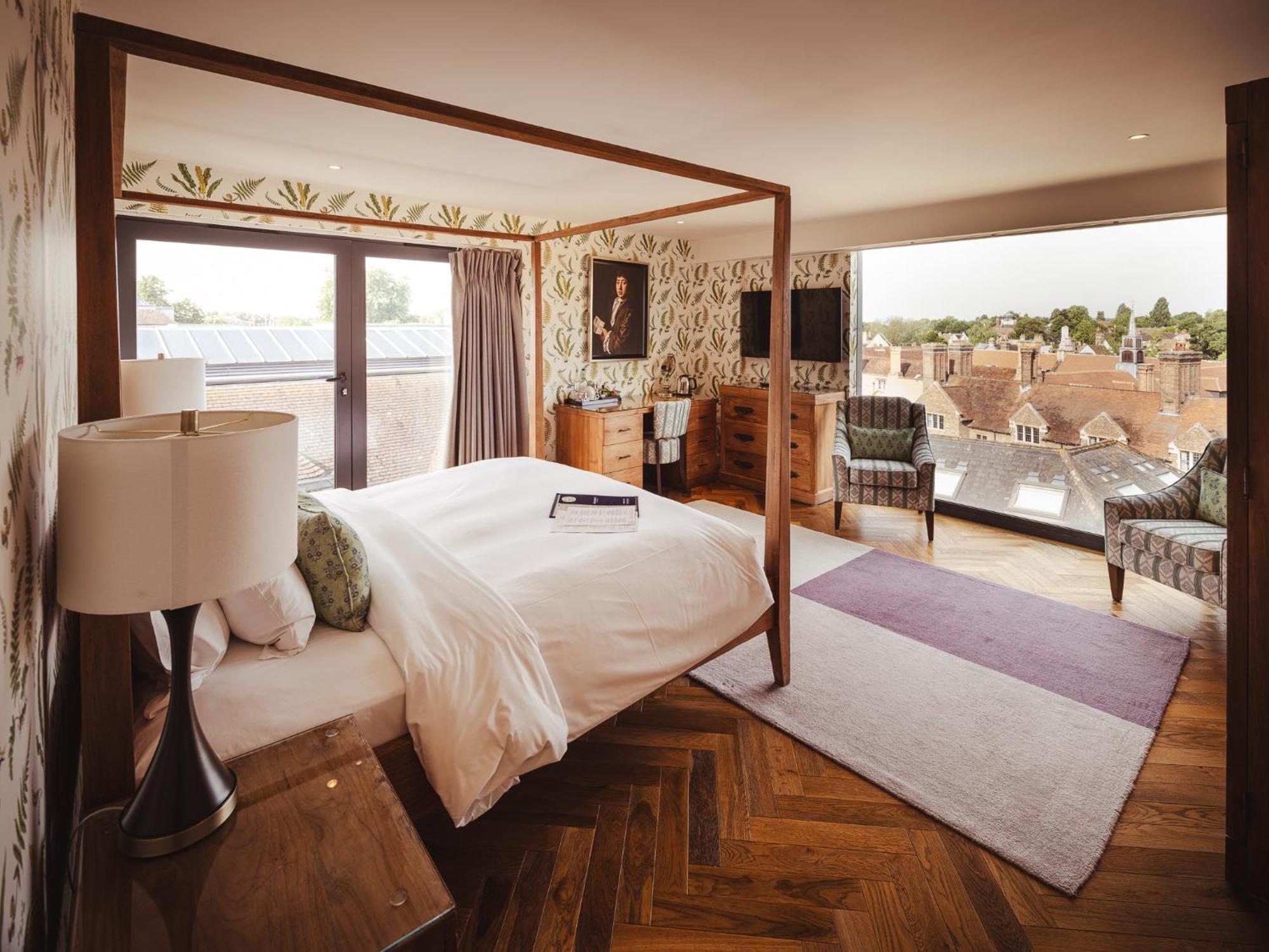 The Varsity & Hotel 4*
