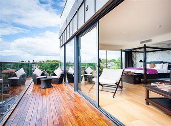 The Varsity & Hotel 4*